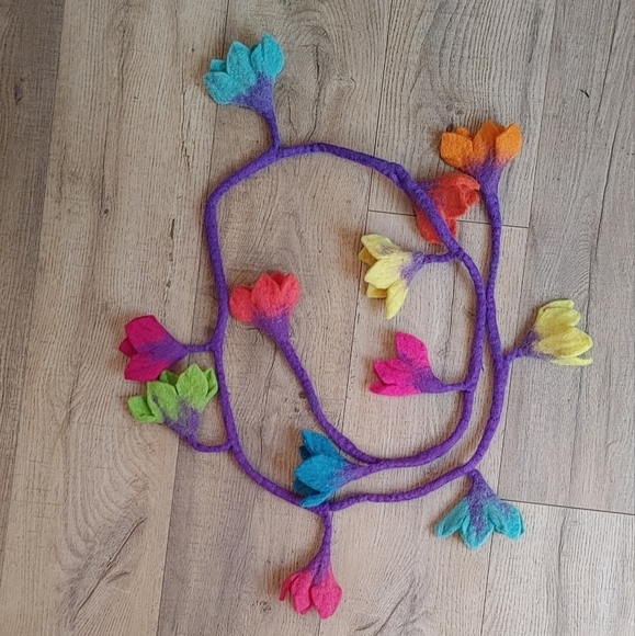 Beautiful hand made felt flower garland - Picture 3 of 3